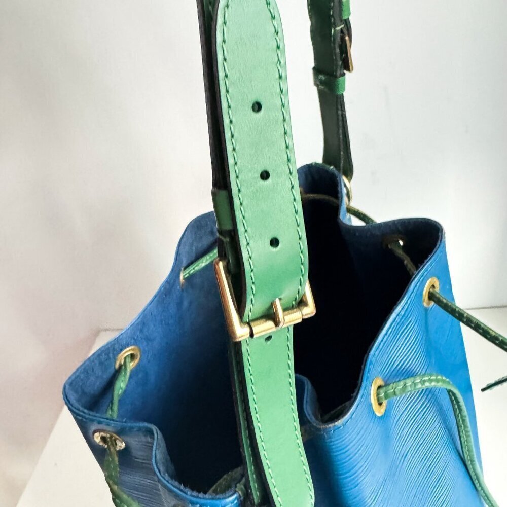Louis Vouitton 1995 Noé Blue Green Bicolour Epi Leather Drawstring Bucket Bag. - Picture 6 of 13